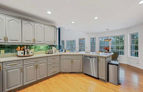 Newly Renovated Luxe Home near Asheville | Pool, Hot Tub, Theater & Games! - Foto 13