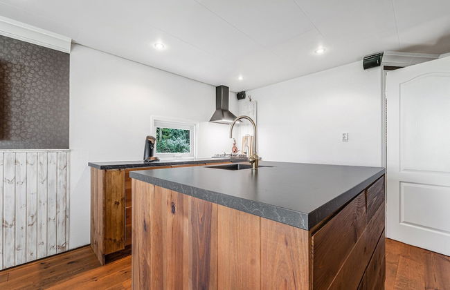 Fantastic Chalet Near Open Waterways, hot tub - Photo 10