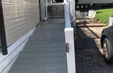 Deluxe 3 bedroomed caravan on Marton Mere with CH DG and decking - Photo 6