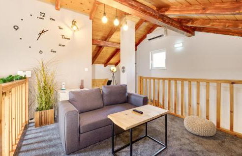 Awesome Home In Gornji Vinkovec - Foto 7