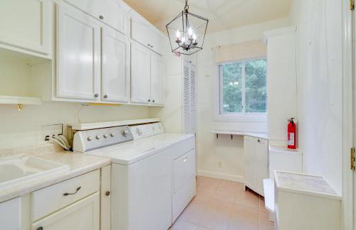 Spacious Lakefront New Auburn Home with Sunroom - Foto 26