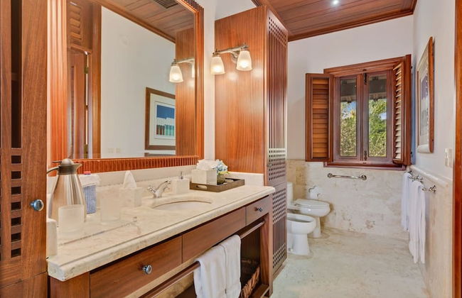 Magnificent Eight Bedroom Holiday Home - Photo 24