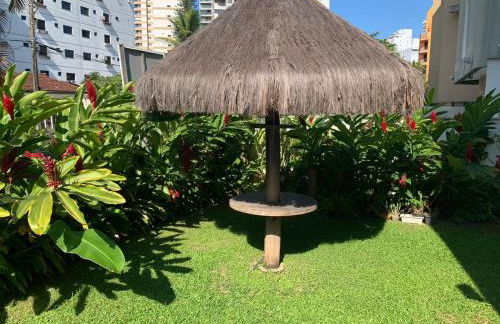 Apartamento Praia das Astúrias, 2 minutos de caminhada para praia, piscina, garagem demarcada, cama Queen - Foto 17