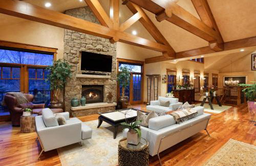 Luxe Artful Mountain Retreat with 4 King Suites, 8 Person Hot Tub and 3 Decks - Foto 18