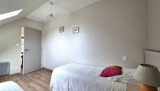 Stone House in Brittany Near Roscoff & Beaches - Foto 3, Habitación