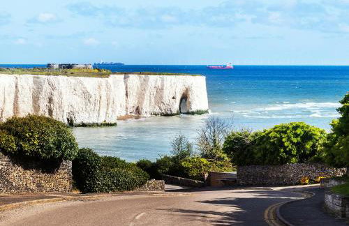 Art Deco Coastal Apartment with Private Garden - Foto 20