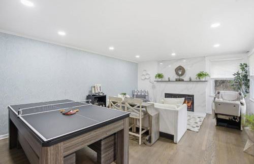 Stylish Hot Tub Retreat with Ping Pong home - Foto 35