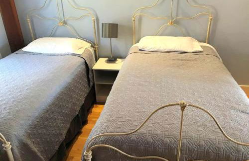 Beautiful Two-Bedroom Cabin Rental Set in the Forests of the Berkshires, Massachusetts - Foto 17