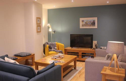 Stylish flat in central Tenby & free parking - Photo 1