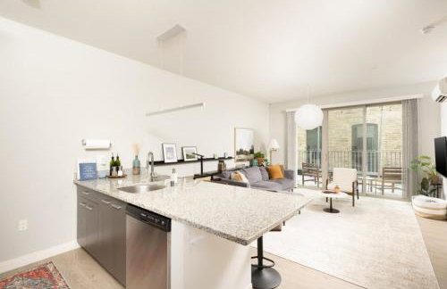 Walker's Point Apt with Gym and Balcony - Foto 6