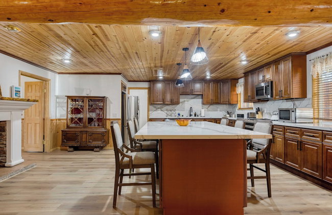 Pinetree Place by Avantstay Group Cabin w/ Hot Tub Minutes to the Lake - Photo 21