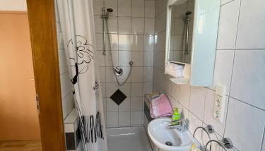 Apartment Klein - alles drin in 45qm, Platz für bis zu 4 Personen plus Hund, egal ob Familie, Kollegen oder Freunde - Foto 4, Shower