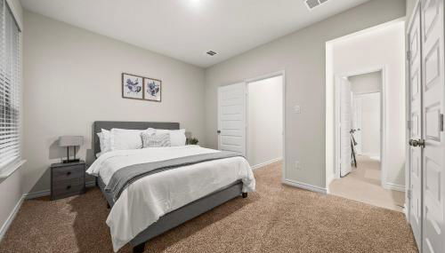 Luxurious 4 Bed Duplex Getaway! - Photo 4