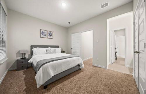 Luxurious 4 Bed Duplex Getaway! - Photo 4