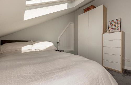 2BD Loft Style Apt - Edinburgh - Free Parking - Pass the Keys - Foto 12