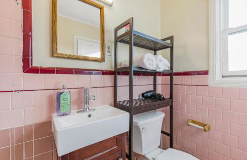 3 Bedroom 2 Bathroom House, Walkable to BART, Free Parking, Views - Foto 17
