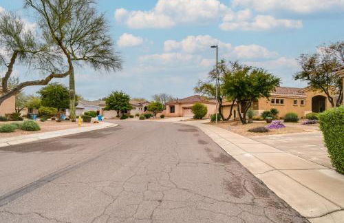 Luxe Couples Retreat with Pool and Outdoor Kitchen! - Foto 31