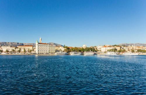 Spacious Apartment Center - Photo 43