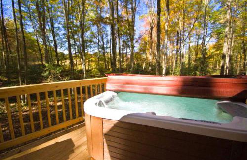 Romantic Yurt Getaway with a Private Hot Tub near Beckley, West Virginia - Foto 5