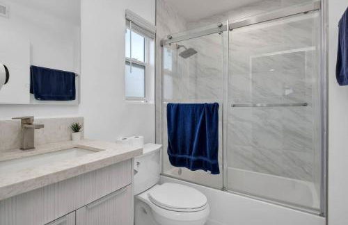 Wonderful 3 Bedroom Home Perfect for Getaway - Photo 9