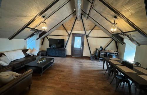 Upscale Industrial Penthouse - Foto 14