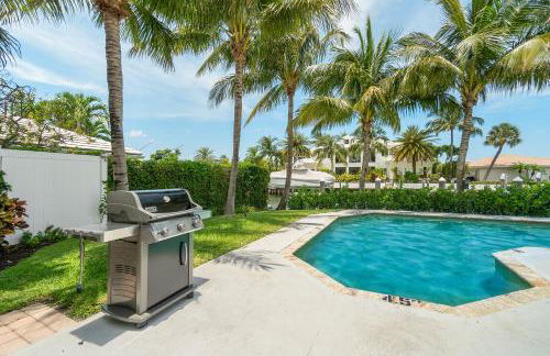 Seven Palms Waterfront- Private Dock, Heated Pool & Lanai -Walk to beach! by Maven Vacation Rentals - Foto 50