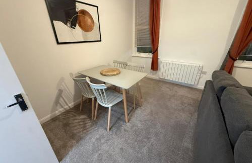 Sleek 1 Bed Flat near Warwick Castle with Parking - Photo 3