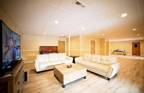 Stately Luxury Vacation Rental with a Private Hot Tub near Brown County State Park, Indiana - Foto 13