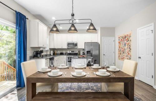 Charming 5bd - BBQ - Deck- 4mins Duke University - Photo 16