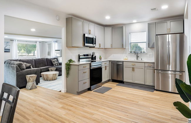 Upstay - Bungalow w Games Golf Fire and Patio - Photo 4