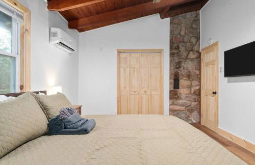 Hidden Hollow 3BD Cabin - Hot Tub, Wifi, Game Room, Fire Pit - Foto 26