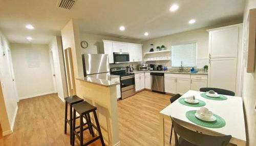 *NEW*Sunshine Gorgeous- 3BD/2BA -Private Backyard! - Foto 2, dishwasher, pet friendly, toaster, minibar
