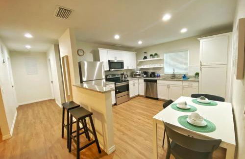 *NEW*Sunshine Gorgeous- 3BD/2BA -Private Backyard! - Foto 2