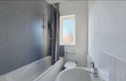 Three Bedroom House in Wigan - Perfect for family! - Photo 12