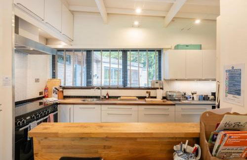 Stunning 6 Bedroom with Swimming Pool & Sauna! - Foto 23