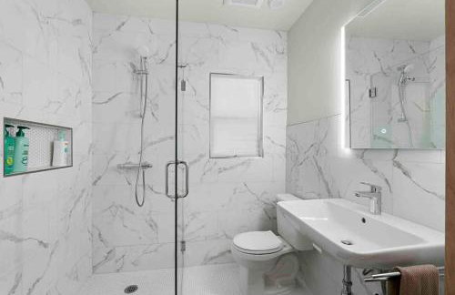 Superb location steps to DT and UT - Foto 6