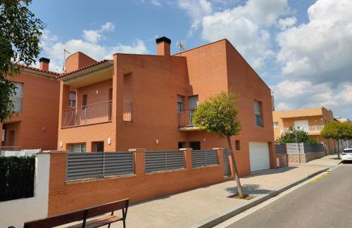 Chalet amplio con Jardín y zona barbacoa. - Foto 1