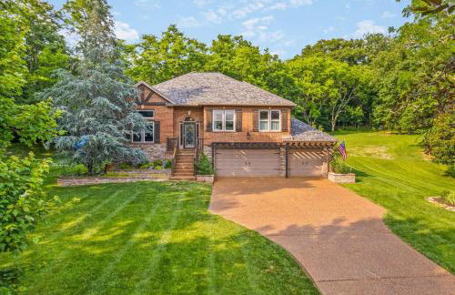 Updated and Spacious Home with Huge Yard Office and Decks - Foto 41