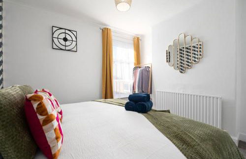 Sunny Seaside Paradise - Sleeps 5 - Photo 2