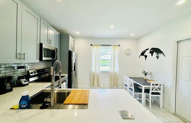 Modern 2-bedroom Retreat Near Beach Airport - Foto 13