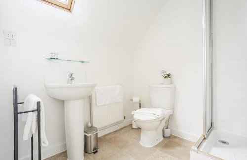 Comfortable 4 Bed Modern Townhouse with Parking - Foto 34