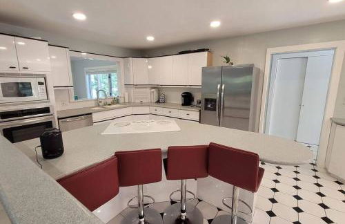 Large Vacation Home Villa- Pool, Indoor Hotub, Game Room, up to 25 guests - Foto 9