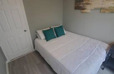 Beachy Bay Breeze Bungalow 2BR with parking and close to many amenities. - Foto 6