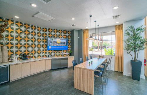 Glitzy 2BR Walk to Westgate Pool Gym WD - Foto 12