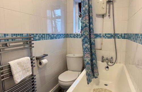 Sunny Beachside Apt with Free Parking - Foto 6