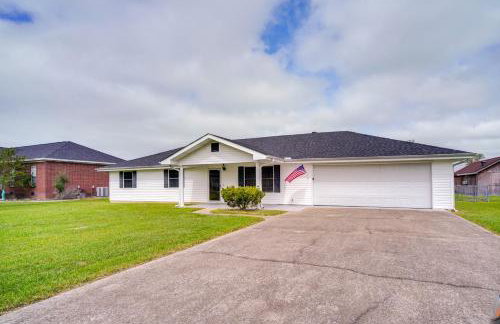Patio & Grill! Charming 'Lake Charles Landing Pad' - Foto 29