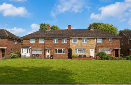 Large Home - Free Parking-WiFi By Hinkley Homes Short Lets & Serviced Accommodation - Photo 25