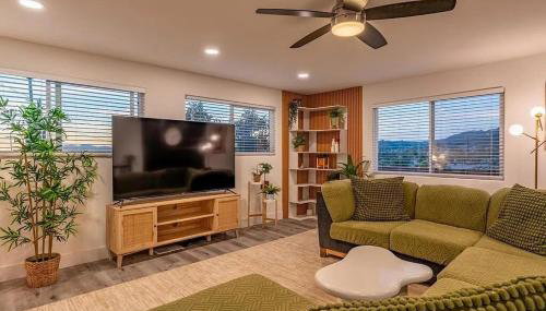 Mountains Views with Pool & Basketball, Relax & Play! - Foto 4