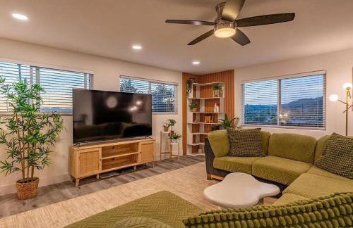 Mountains Views with Pool & Basketball, Relax & Play! - Foto 4