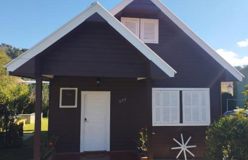 Chale de Madeira - Lareira e Fogueira---lindo gramado com mesa para café da manhã, churrasqueira e fogueira - Foto 46